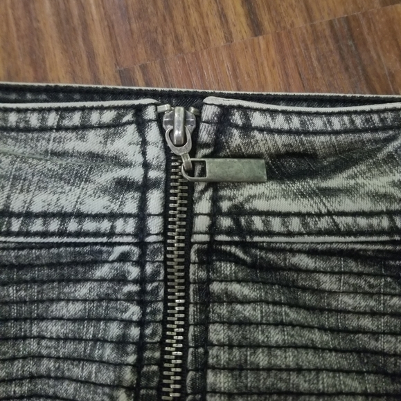 Zippered Mini Skirt in US4 - Picture 2 of 5